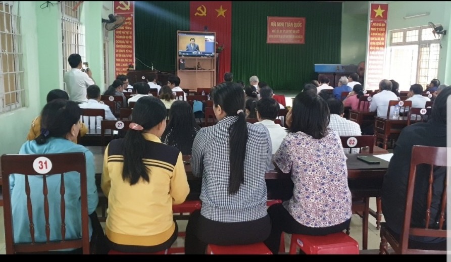 Quang cảnh điểm cầu xã Đức Tân tham gia học Nghị quyết  Trung ương 8 khóa XIII